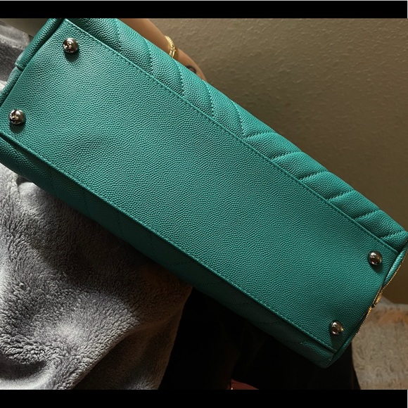 (SOLD)CHANEL Coco Top Handle Vert in Chevron - Picture 9 of 9